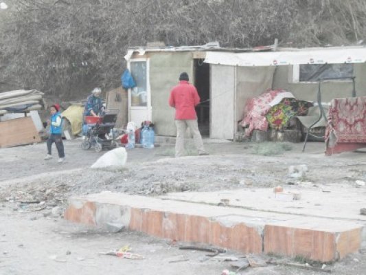 Amărâţii din zona Pescărie aşteaptă casa promisă de primar